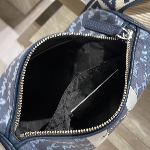 Michael Kors Men’s Women’s Cooper mini duffle xbody NWT
Navy Multi
NWT - Picture 12 of 16